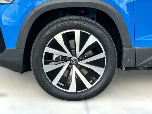 Used 2023 Volkswagen Taos SE w/ Panoramic Sunroof Package image 11