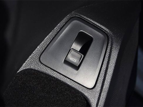 Certified 2023 Volkswagen Tiguan SE image 9