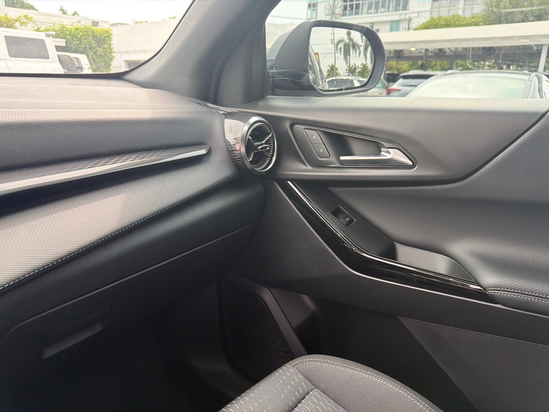 Used 2026 Chevrolet Equinox LT w/ Safety and Technology Package FWD image 19