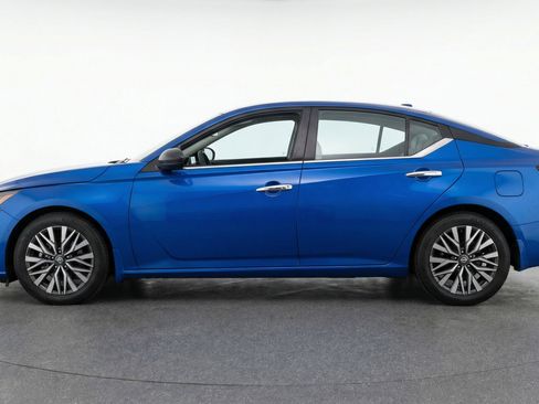 Used 2025 Nissan Altima 2.5 SV FWD image 5