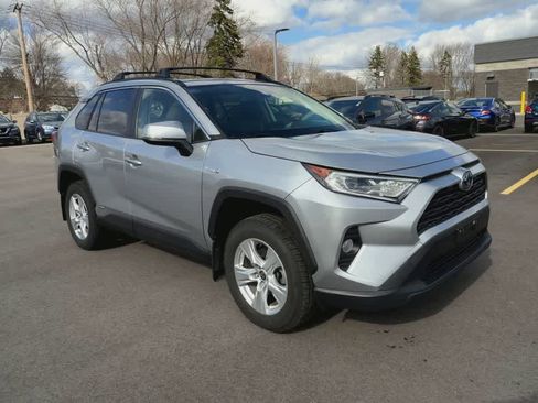Used 2020 Toyota RAV4 XLE w/ Convenience Package image 2