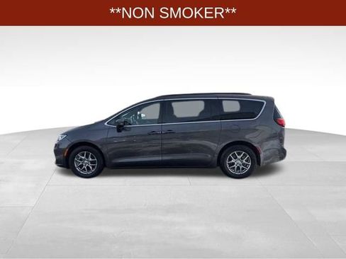 Used 2022 Chrysler Pacifica Touring image 4