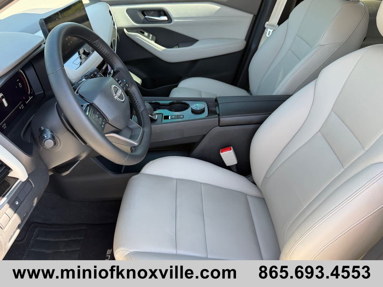 Used 2025 Nissan Rogue SL AWD/4WD image 11