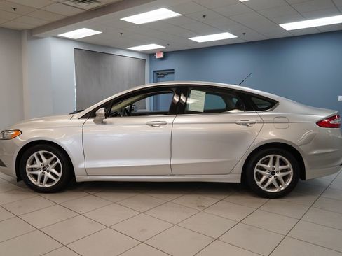 Used 2016 Ford Fusion SE image 2