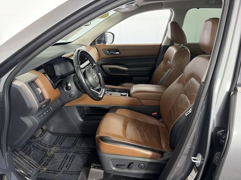 Used 2022 Nissan Pathfinder Platinum w/ Cargo Package AWD/4WD image 6