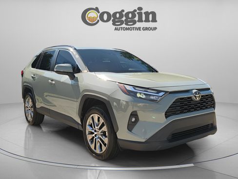 Used 2022 Toyota RAV4 XLE Premium image 8