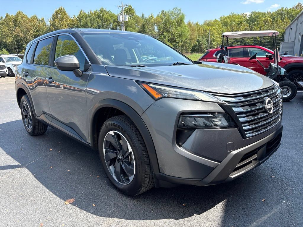 Used 2024 Nissan Rogue SV AWD/4WD image 2
