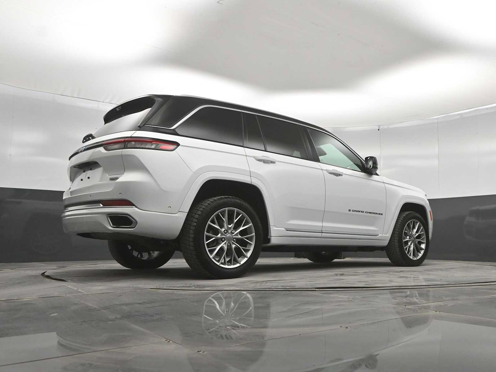 Used 2022 Jeep Grand Cherokee Summit w/ Advanced Protech Group IV AWD/4WD image 37