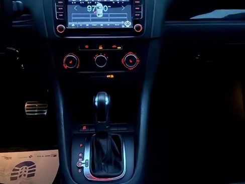 Used 2011 Volkswagen Golf 4-Door image 20