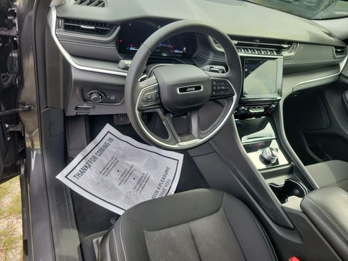 Used 2024 Jeep Grand Cherokee Laredo RWD image 12