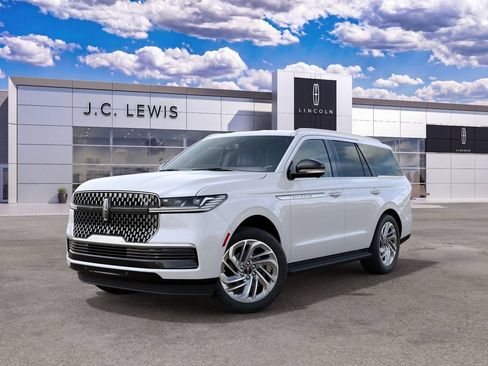 New 2027 Lincoln Navigator Premiere RWD image 3