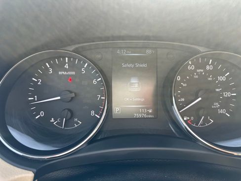 Used 2017 Nissan Rogue SV w/ SV Premium Package image 16