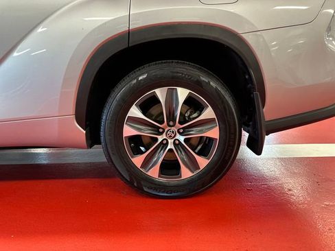 Used 2023 Toyota Highlander XLE AWD/4WD image 28