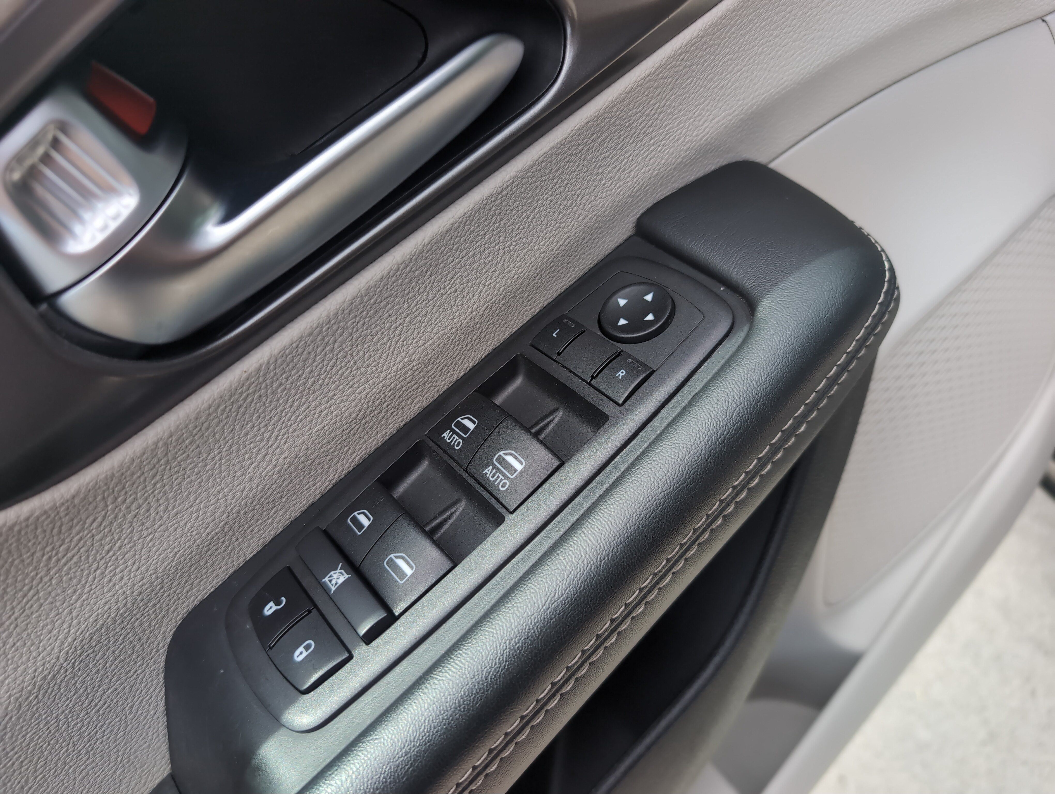 Used 2024 Chrysler Pacifica Touring-L FWD image 15