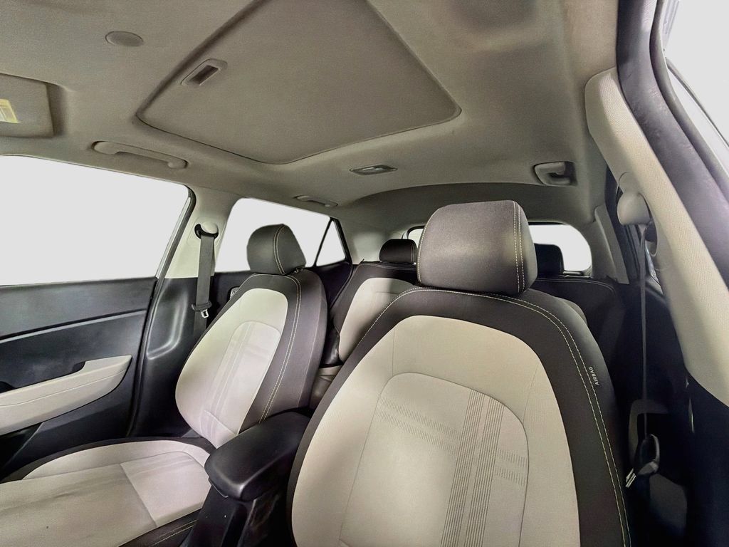 Used 2022 Hyundai Venue SEL FWD image 14