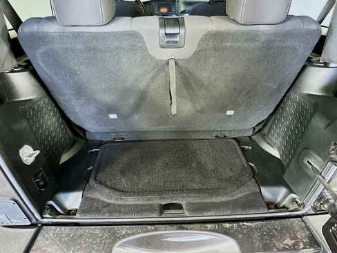 Used 2018 Jeep Wrangler Sahara w/ Connectivity Group AWD/4WD image 29