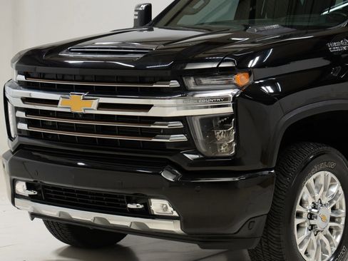 Used 2022 Chevrolet Silverado 2500 High Country w/ Technology Package image 12