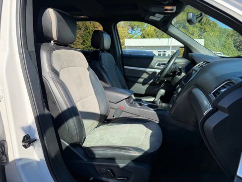 Used 2017 Ford Explorer XLT w/ Equipment Group 202A image 16
