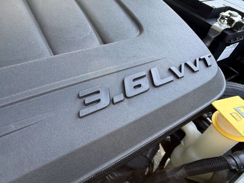 Used 2019 Dodge Grand Caravan SE w/ UConnect Hands-Free Group image 5