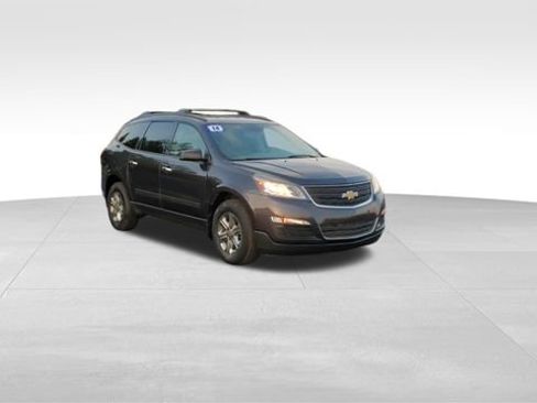Used 2014 Chevrolet Traverse LS image 2