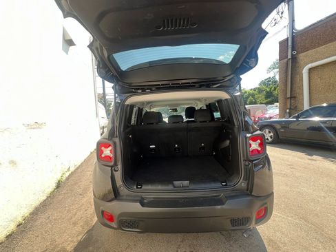 Used 2022 Jeep Renegade Latitude AWD/4WD image 9
