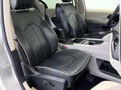 Used 2024 Chrysler Pacifica Limited image 12