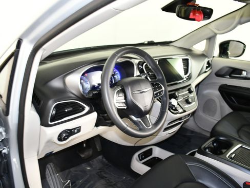 Used 2024 Chrysler Pacifica Touring-L image 37