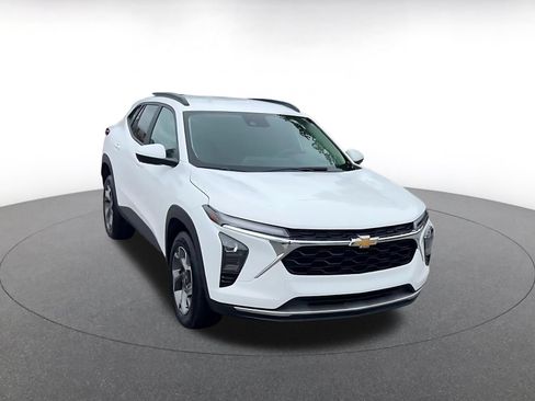 Used 2025 Chevrolet Trax LT FWD image 3