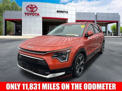 Used 2023 Kia Niro SX Touring image 3