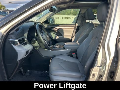 Used 2024 Toyota Highlander Platinum FWD image 10