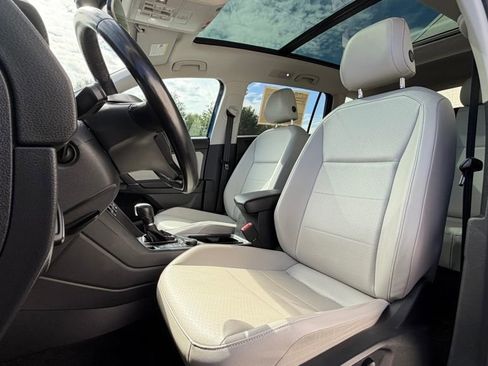 Used 2018 Volkswagen Tiguan SEL image 3
