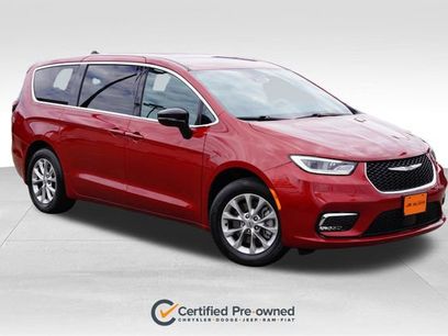 Used 2025 Chrysler Pacifica Select