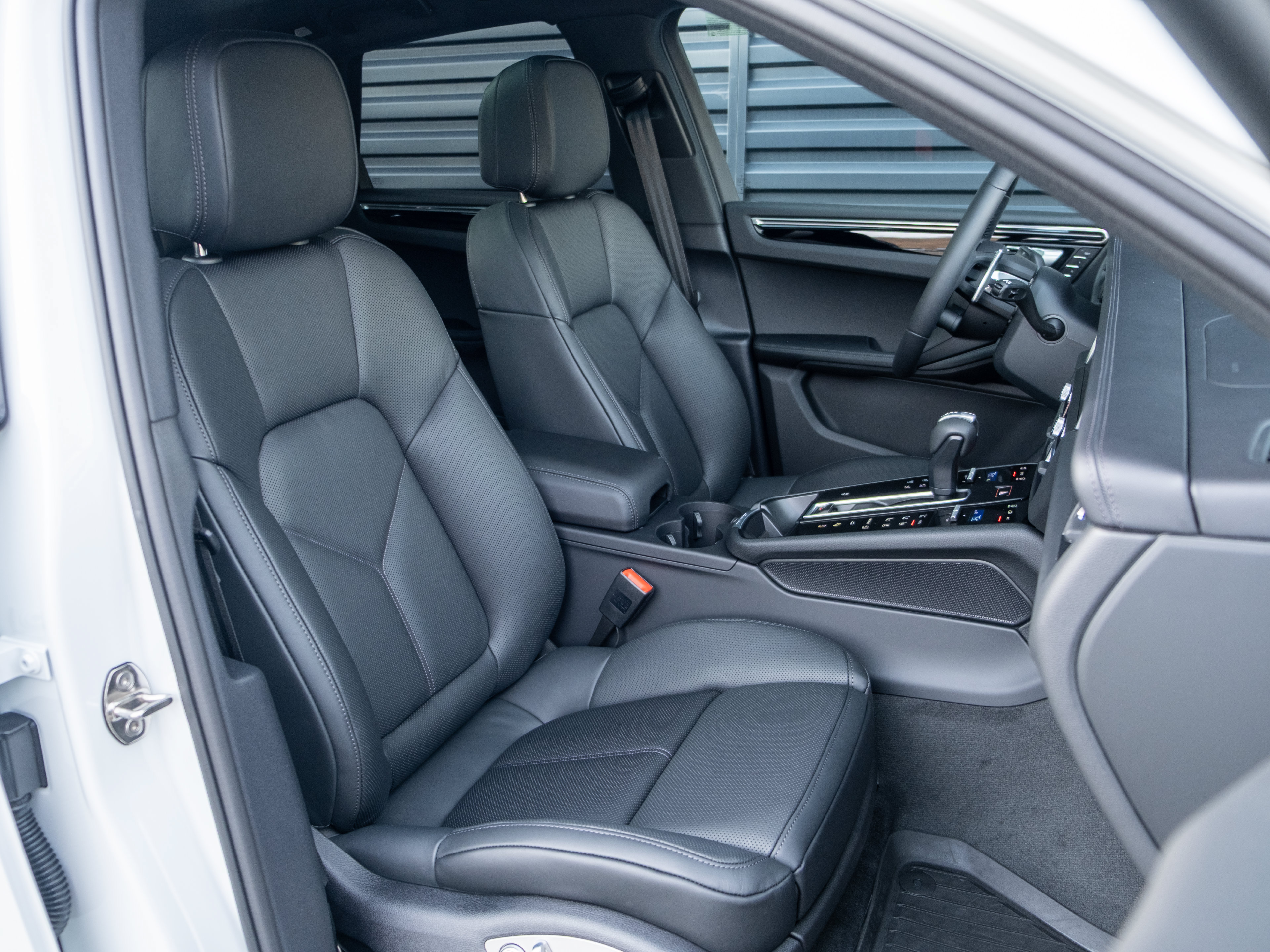 Certified 2026 Porsche Macan AWD/4WD image 38