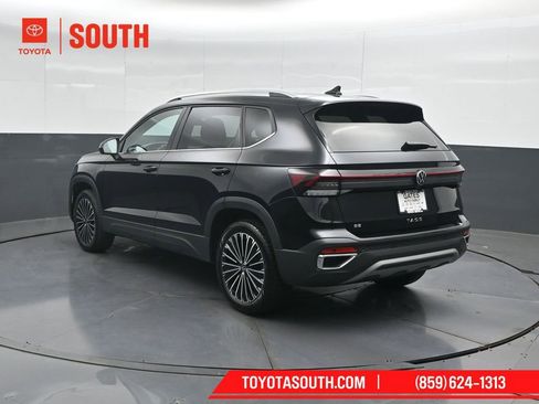 Used 2025 Volkswagen Taos SE FWD image 8