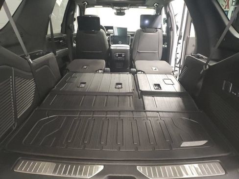 Used 2025 GMC Yukon AT4 w/ AT4 Premium Plus Package AWD/4WD image 16