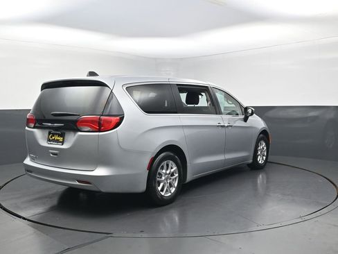Used 2022 Chrysler Voyager LX FWD image 7