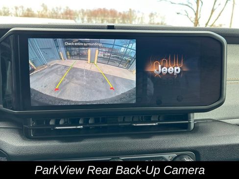 Used 2024 Jeep Wrangler Unlimited image 21