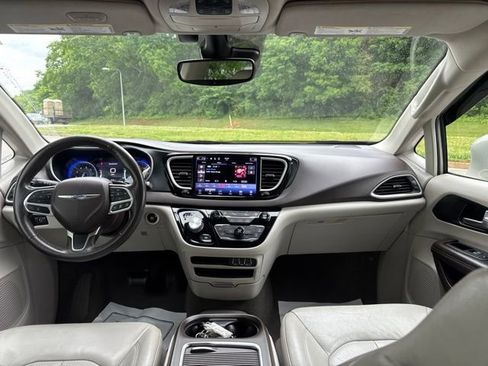 Used 2021 Chrysler Pacifica Touring-L FWD image 12