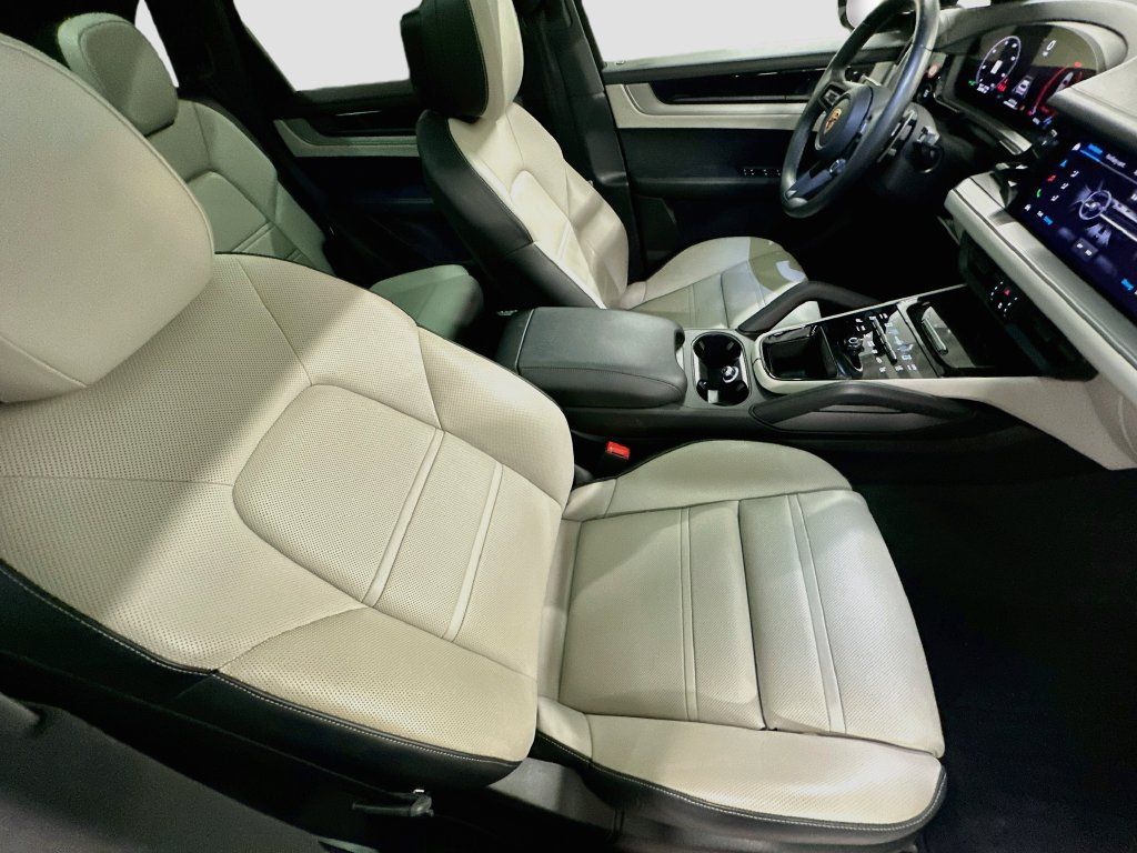 Certified 2024 Porsche Cayenne AWD/4WD image 29