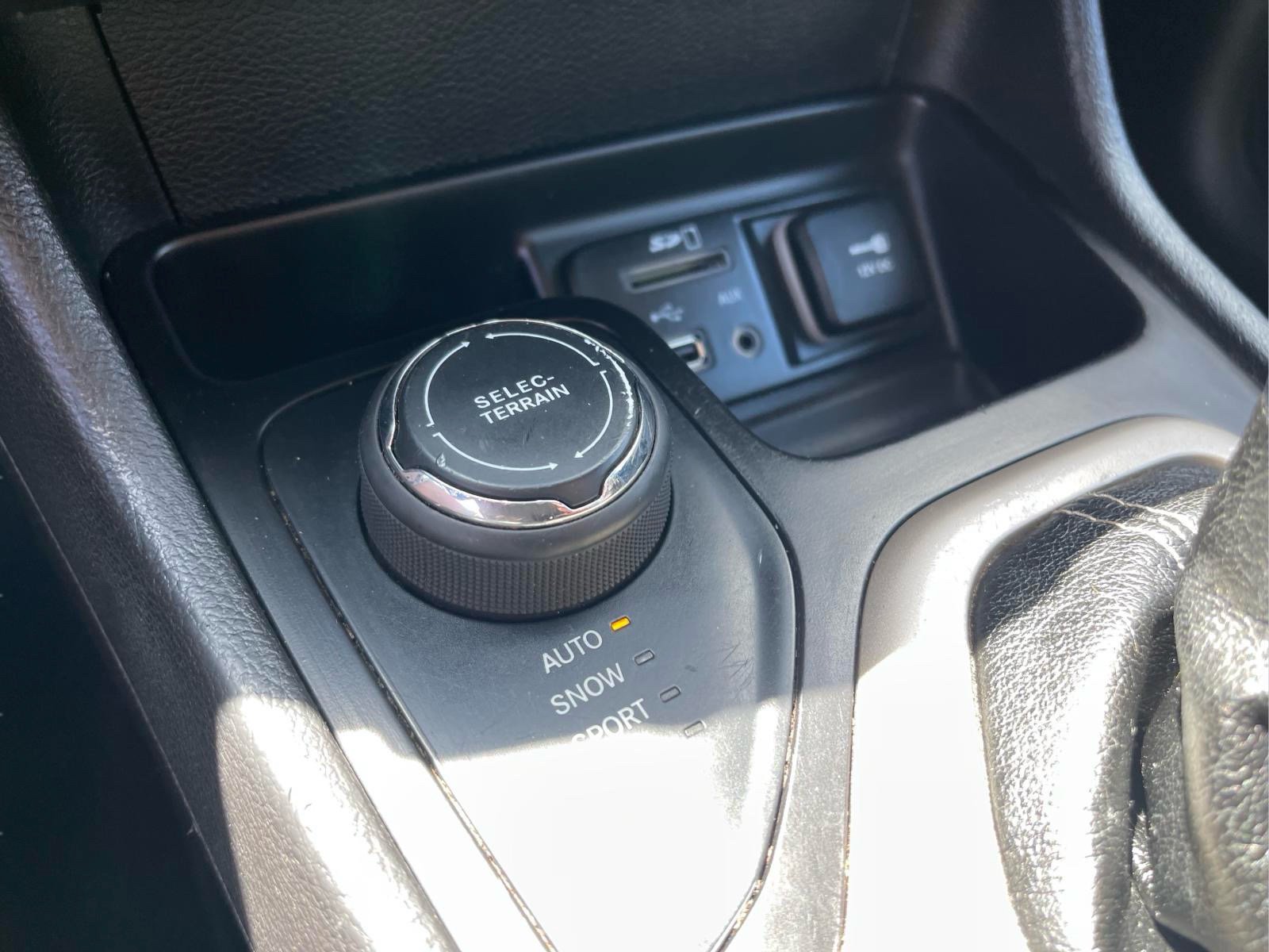 Used 2017 Jeep Cherokee Limited AWD/4WD image 24