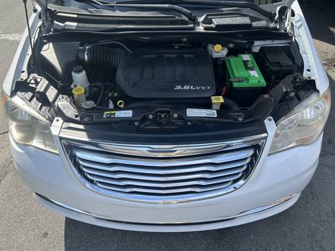 Used 2014 Chrysler Town & Country Touring FWD image 15