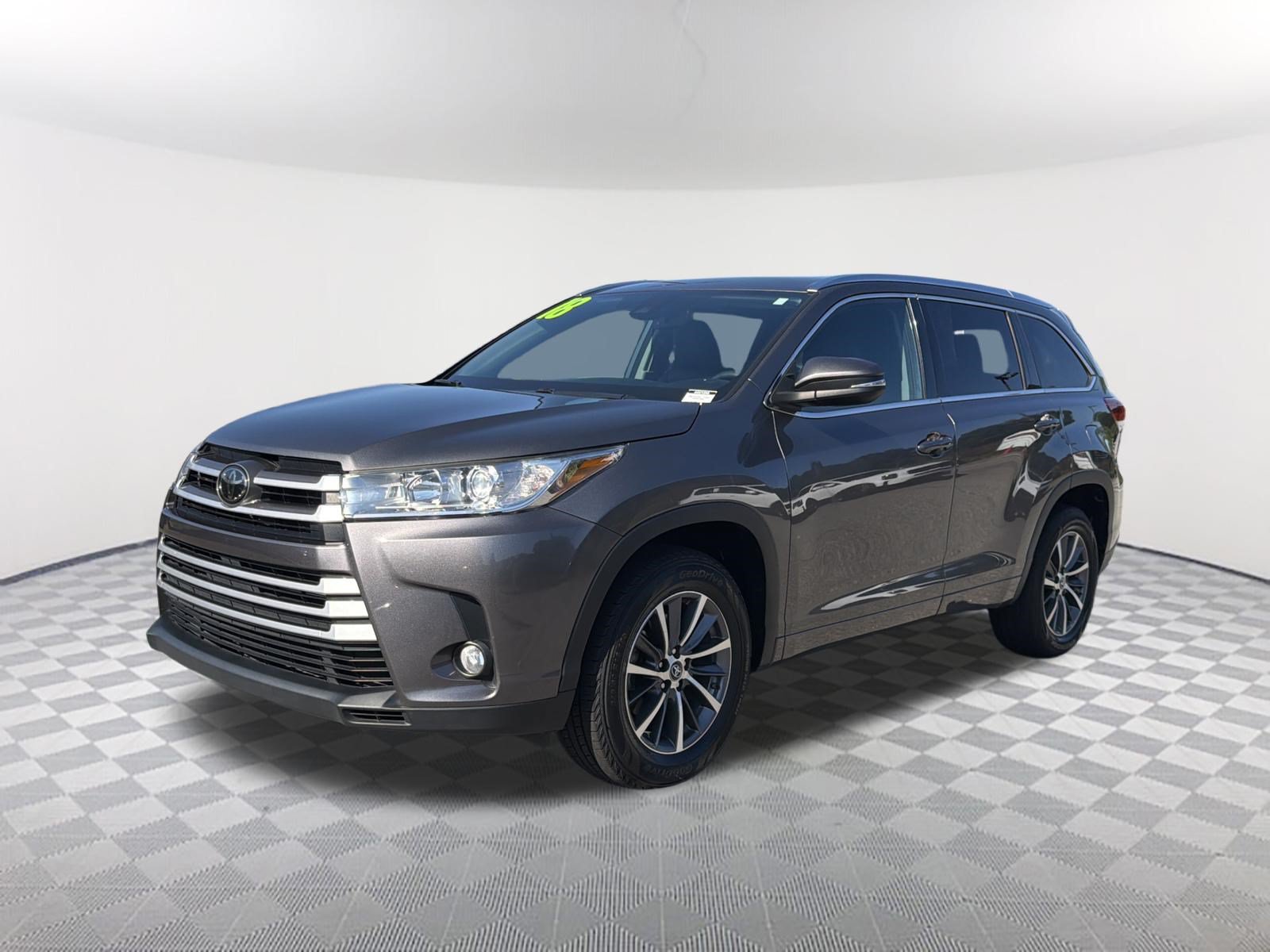 Used 2018 Toyota Highlander XLE FWD image 3
