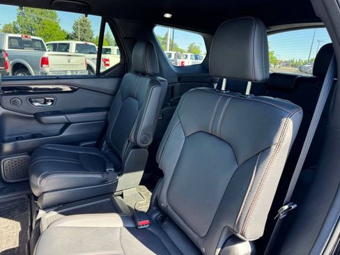 Used 2025 Honda Pilot TrailSport image 12