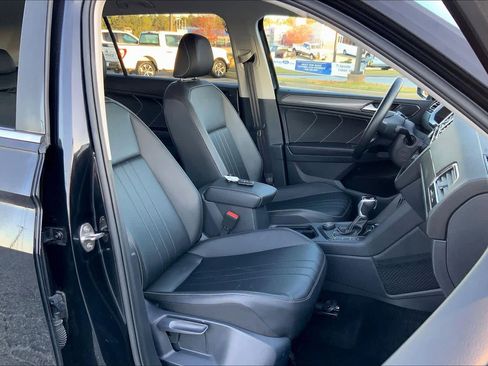 Used 2024 Volkswagen Tiguan SE image 8