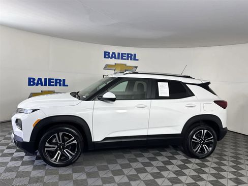 Used 2023 Chevrolet TrailBlazer LT w/ Convenience Package FWD image 2