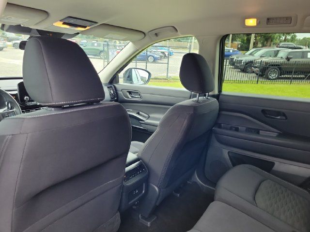 Used 2024 Nissan Pathfinder SV FWD image 12