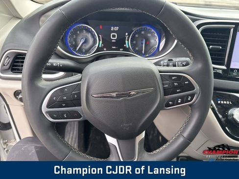 Used 2024 Chrysler Pacifica Touring-L image 23