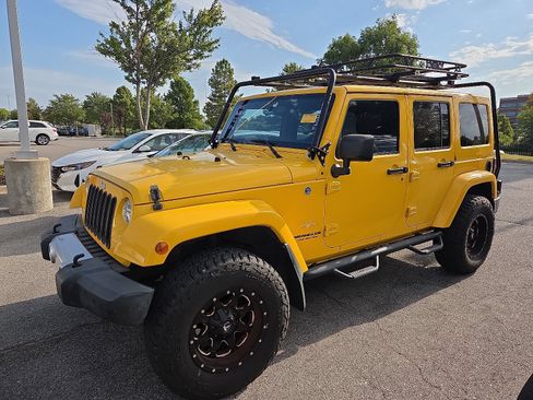 Used 2015 Jeep Wrangler Unlimited Sahara w/ Max Tow Package AWD/4WD image 2