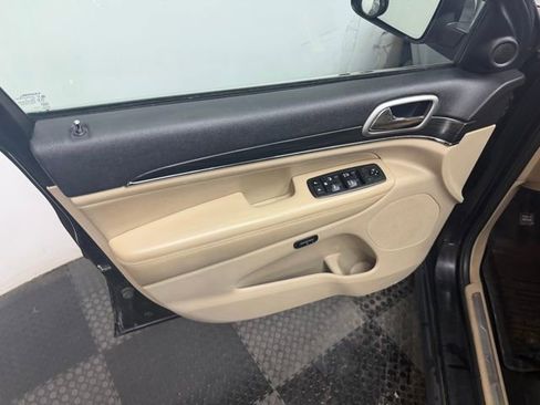 Used 2019 Jeep Grand Cherokee Limited image 18