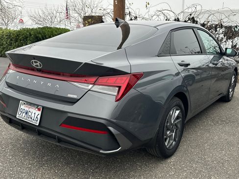 Used 2025 Hyundai Elantra Blue image 3